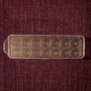 Egg storage container with lid